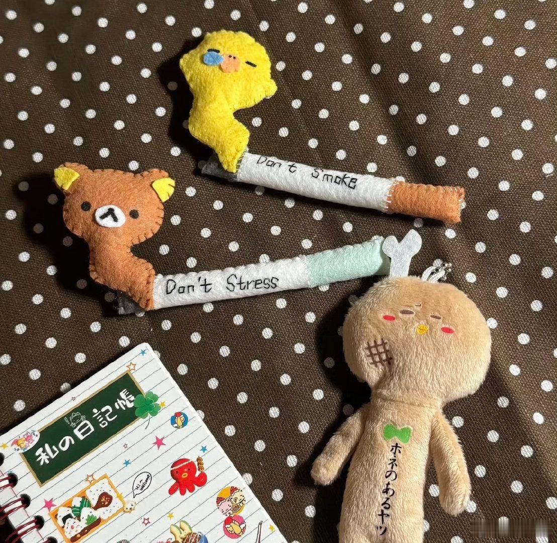 村口有家李子铺，老板娘姓李，铺子里只卖李子。每年六月，青李子挂满枝头，我便揣着攒