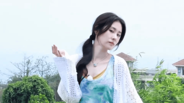 #张碧晨彩排既烫嘴又烫脚#张碧晨的彩排风格真是独一无二，烫嘴烫脚的瞬间都能变成笑