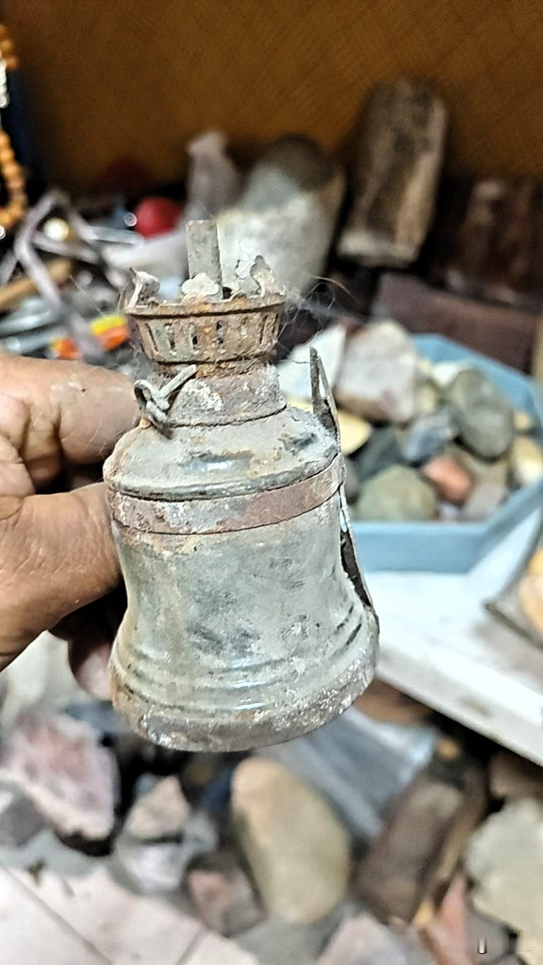 这是一盏老式煤油灯（也叫火水灯），是上世纪电力未普及时，中国农村地区非常常见的照