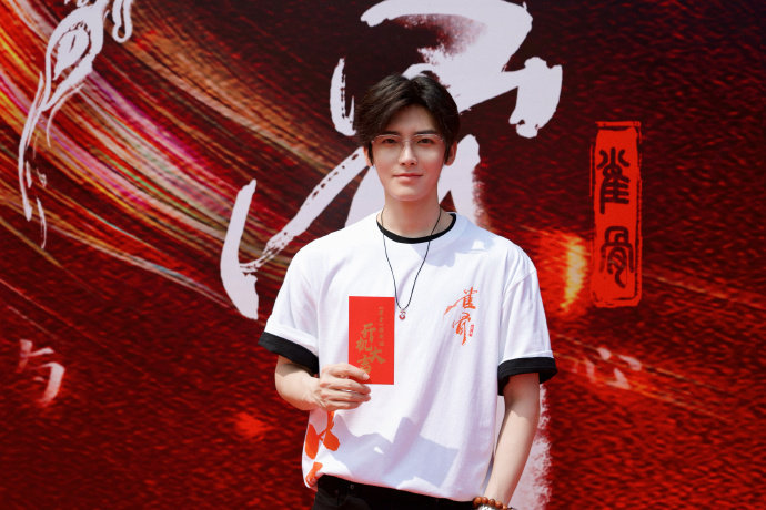 侯明昊幸会萧无衣 萧无衣这个名字就很有故事感！期待侯明昊解锁新角色，从造型到气质