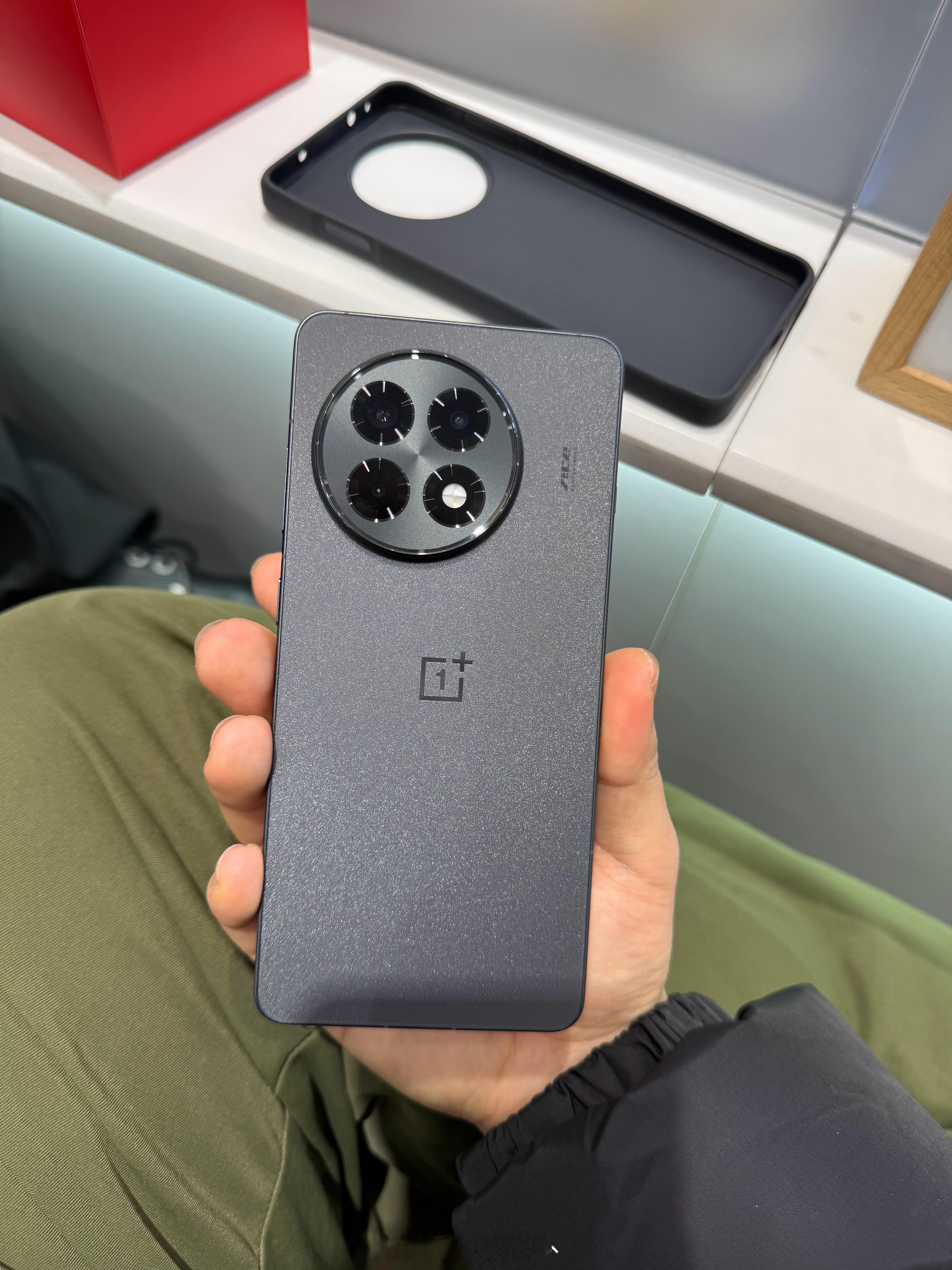 今天跟朋友去 OPPO 售后买了台一加 Ace5Pro，16+512G 叠加店补