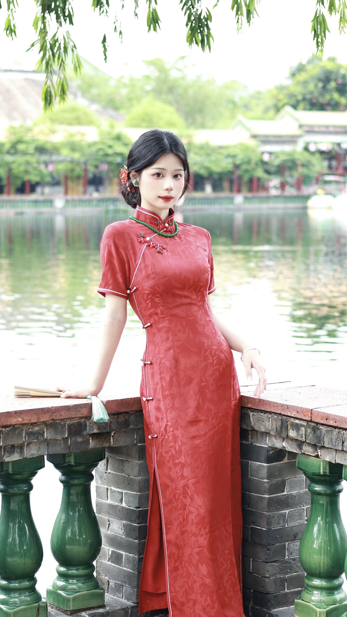 五月长安初入夏，半城绿树，半城花。