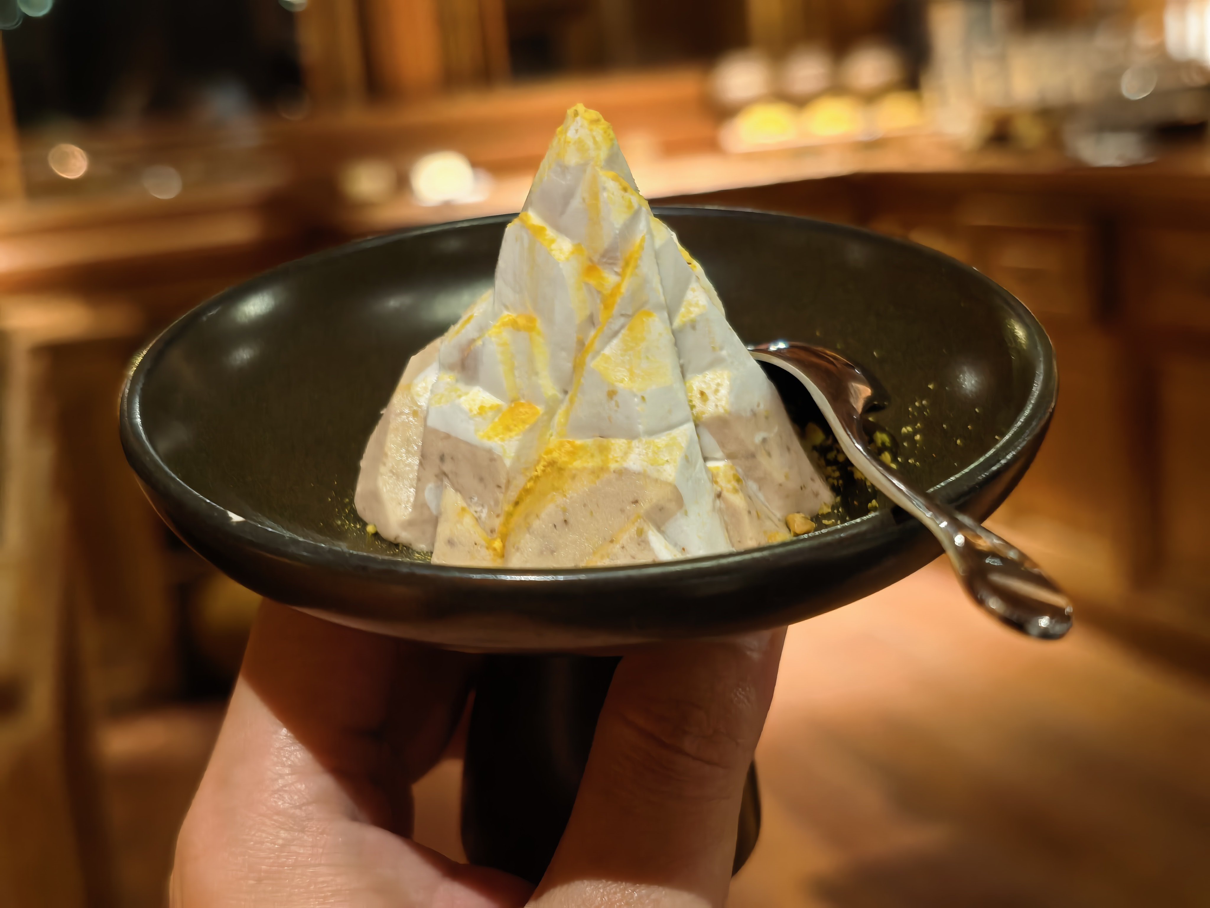 今晚的重头戏，日照金山甜品。刚才店员说，明天早上8点05分在餐厅看到的雪山的样子