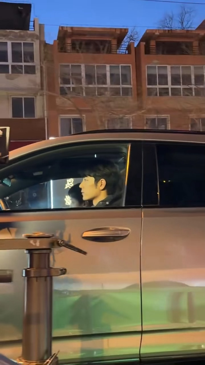 被刘医生锋利的下颌线割伤了怎么办肖战小城良方开车侧颜