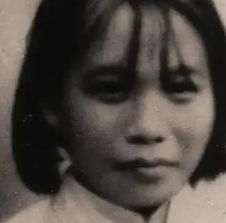 1943年，日军把她绑在村口的大榕树上，赶来百姓围观。当日军无耻地扒掉她的衣服后