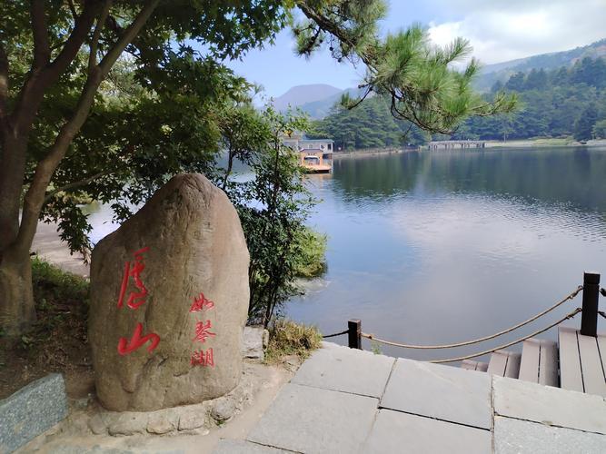 随想

太白饱醮历史血泪题王屋
古典壶现代酒敬白司马庐山花径路
星星簇拥月亮