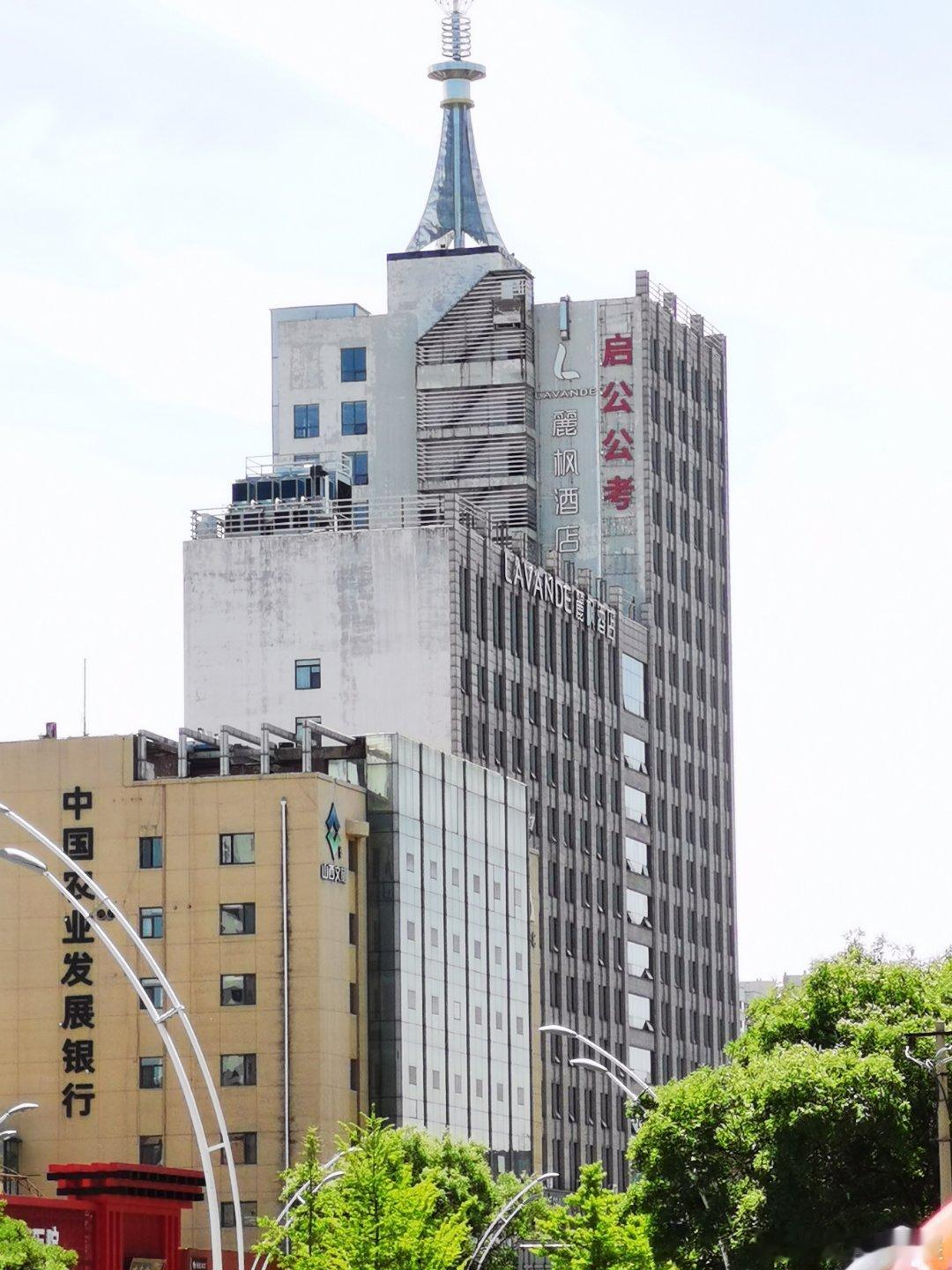 高楼上这么明显的公考标志。考编制、寻找进入体制内工作的机会，有一个稳定的工作和收