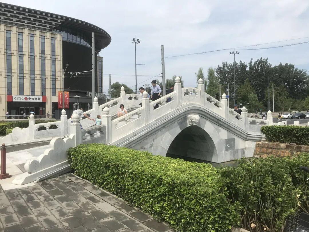 老北京天桥的算命摊前，曾经流传着这样一句顺口溜：

   "官问刑，富问灾，平头