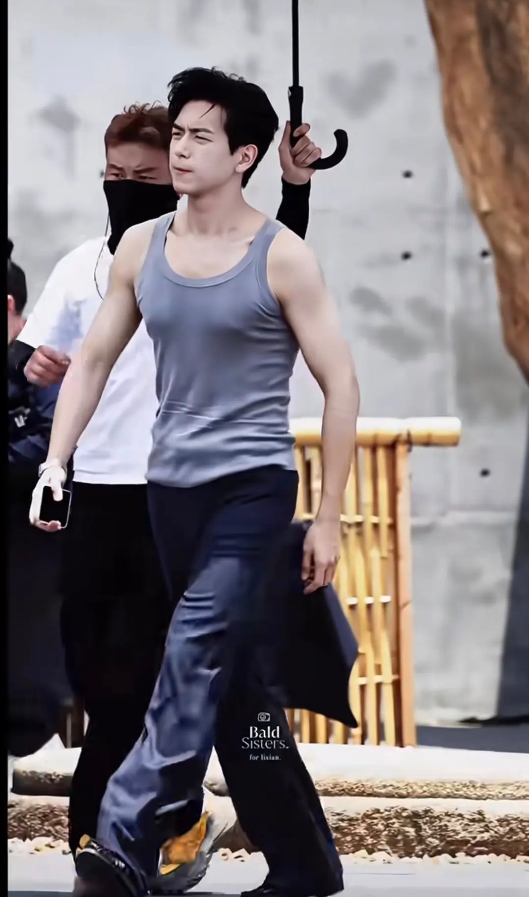 你们觉得这两个以顶级身材著称的男208颜值身材哪个好些？ 