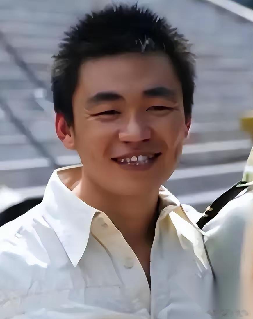 王宝强，引发争议！ 提到王宝强，他身上总贴着这几个醒目的标签：草根逆袭、功夫、老