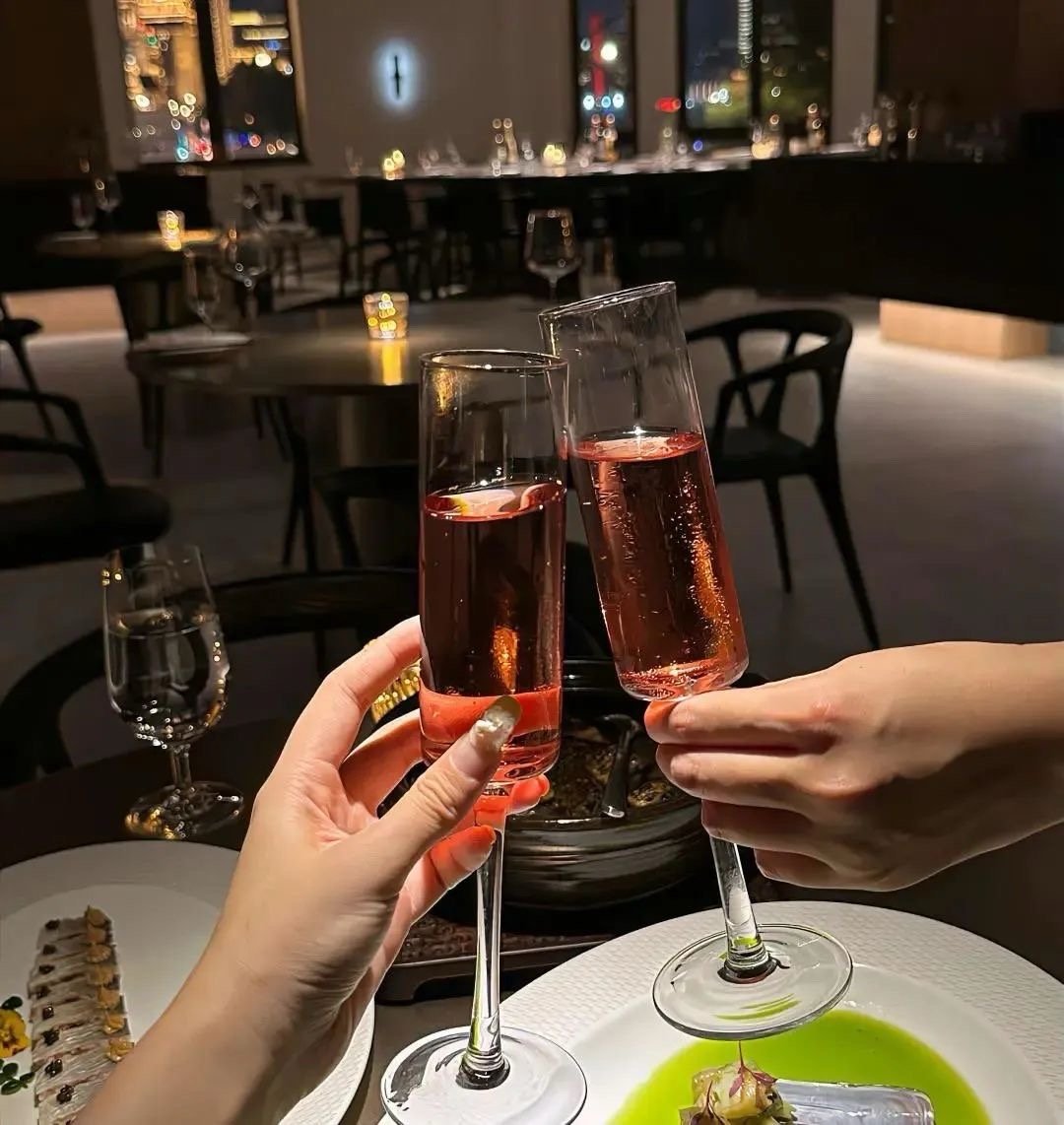 ❤️·͜·°𝐄𝐧𝐣𝐨𝐲 𝒍𝒊𝒇𝒆允许自己失控，允许自己偶尔喝酒