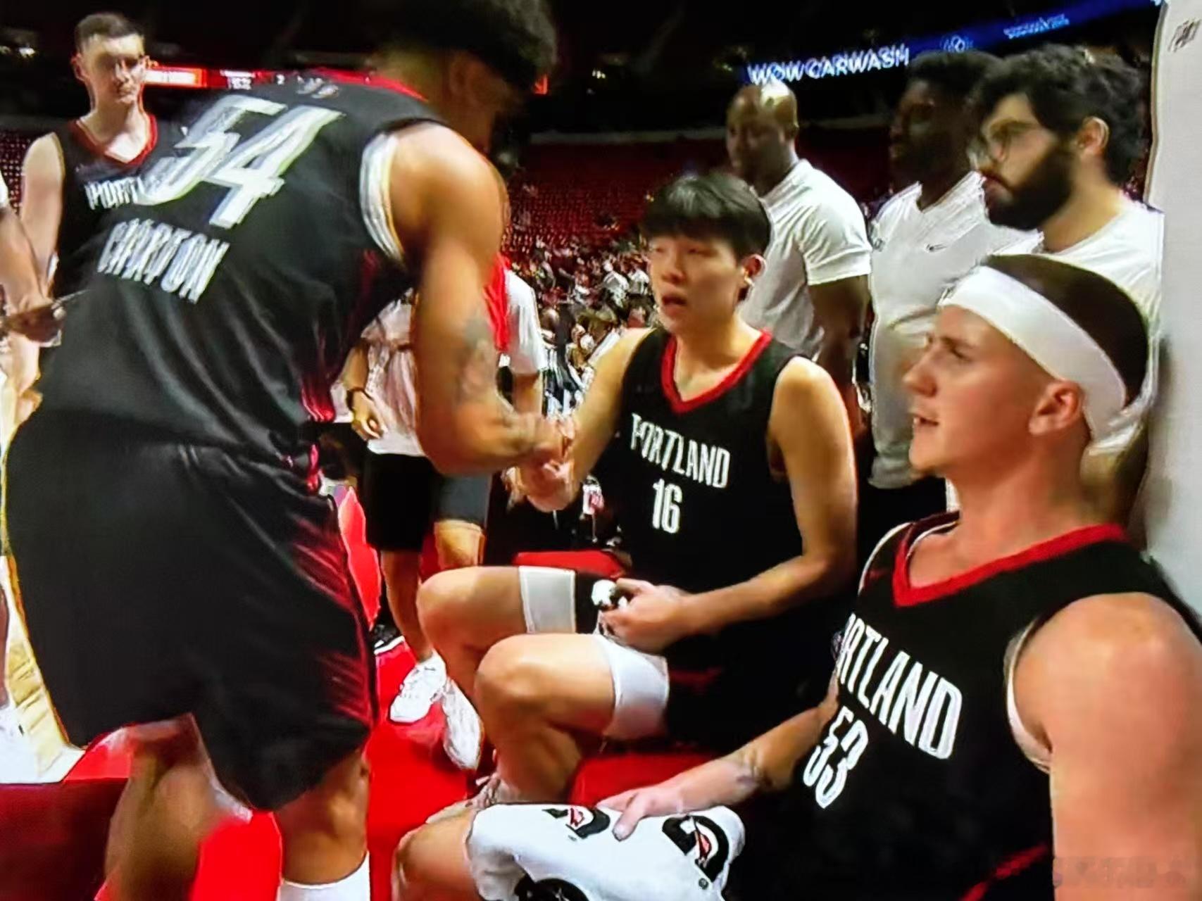 杨瀚森NBA首秀英文解说的评价是阅读比赛能力非常好。数据上，10分4篮板5助攻1