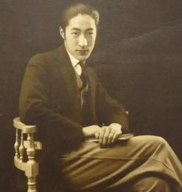 1962年，一位嘴唇、脸庞紫得发黑，头发全白、牙齿掉光，瘦到脱相的老人，在上海监