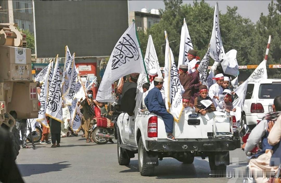 掌权五年，塔利班向全世界低头
8月15日，喀布尔街头装甲车轰鸣，白旗飘飘，塔利班