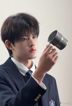 张极单人花絮太养眼了 谁被张极这组花絮美到了！治愈系的清爽感拉满，青春男大的氛围