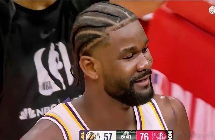 艾顿击中申京面部被驱逐出场在2026年4月27日湖人客场对阵火箭的季后赛G4第三