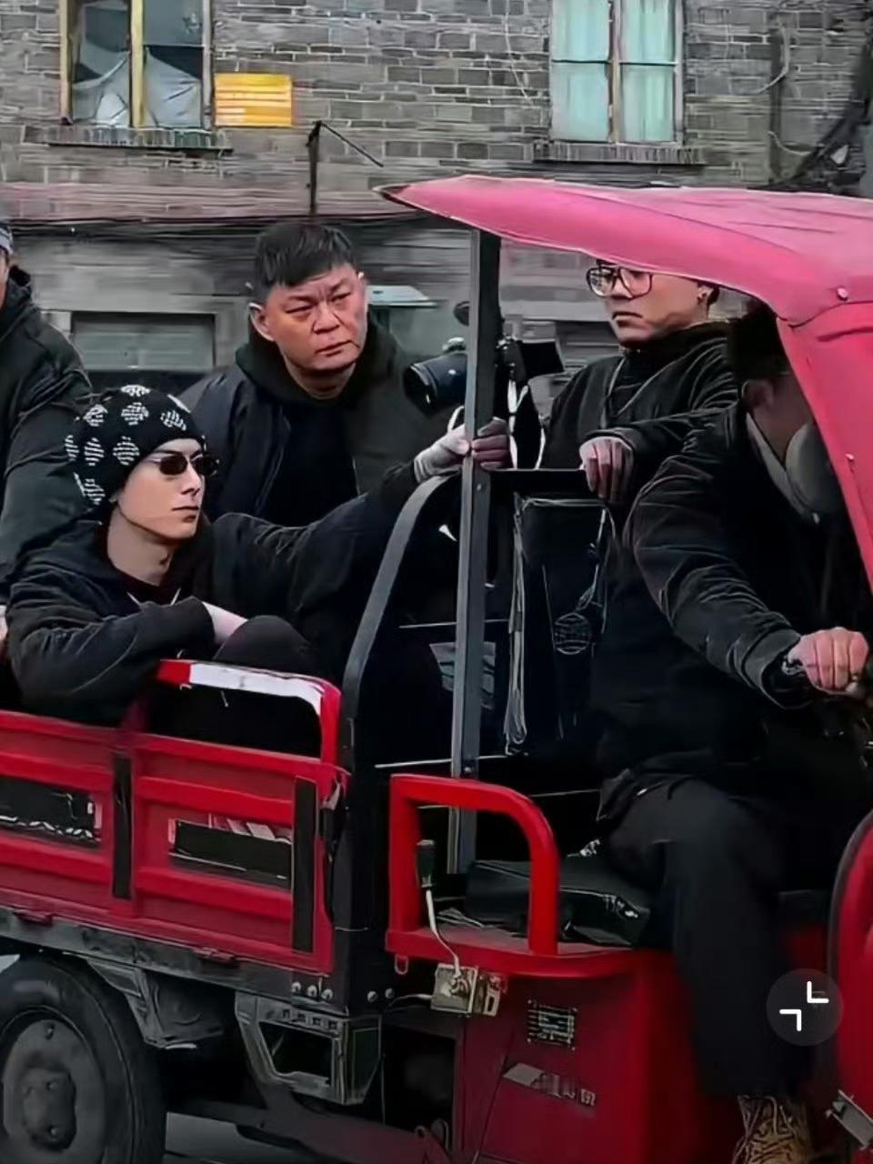 王鹤棣回四川也得坐火三轮 这反差感也太绝了吧！有没有姐妹和我一样，棣棣坐火三轮的