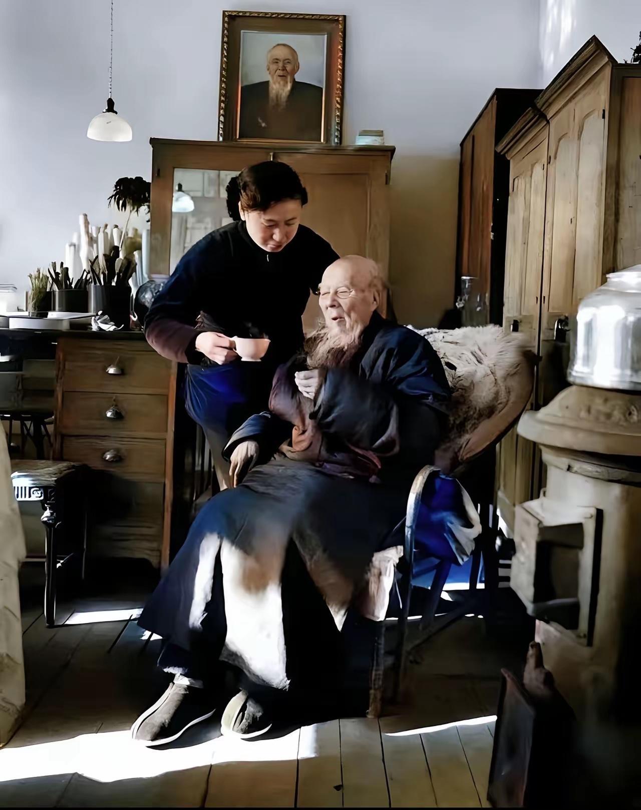 这是93岁齐白石的真实容貌，都看看吧，那天的天气很好，阳光明媚，洒在地板上，真的