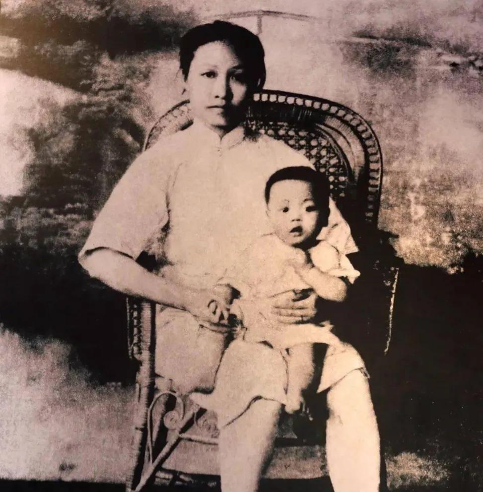 抗日女英雄赵一曼和儿子的唯一一张合影
照片拍摄于1930年夏，赵一曼因从事党的地