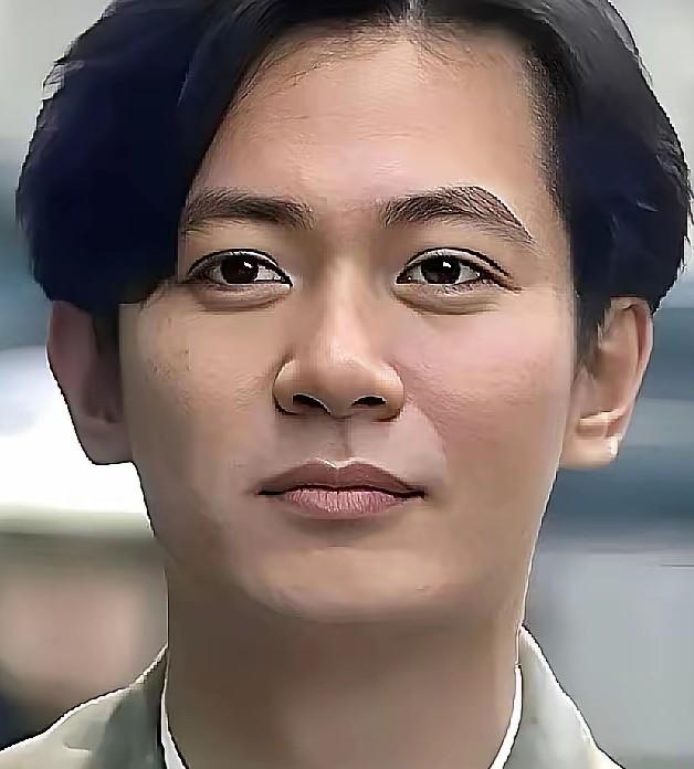 江华素有小刘德华的美誉，就是因为长相酷似刘德华，一度被认为颜值比刘德华还高，他的