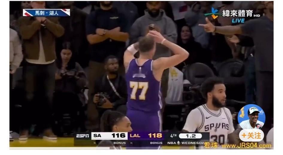 马刺被罚掉3人，东契奇反超三分，湖人118-116马刺。
斯马特失误发球踩线，马