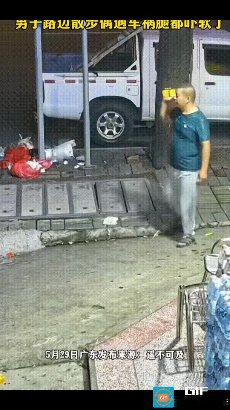 男子傍晚出来散步，他右手高高托着一个黄色罐子，悠闲地走在人行道上。
突然，一辆黑