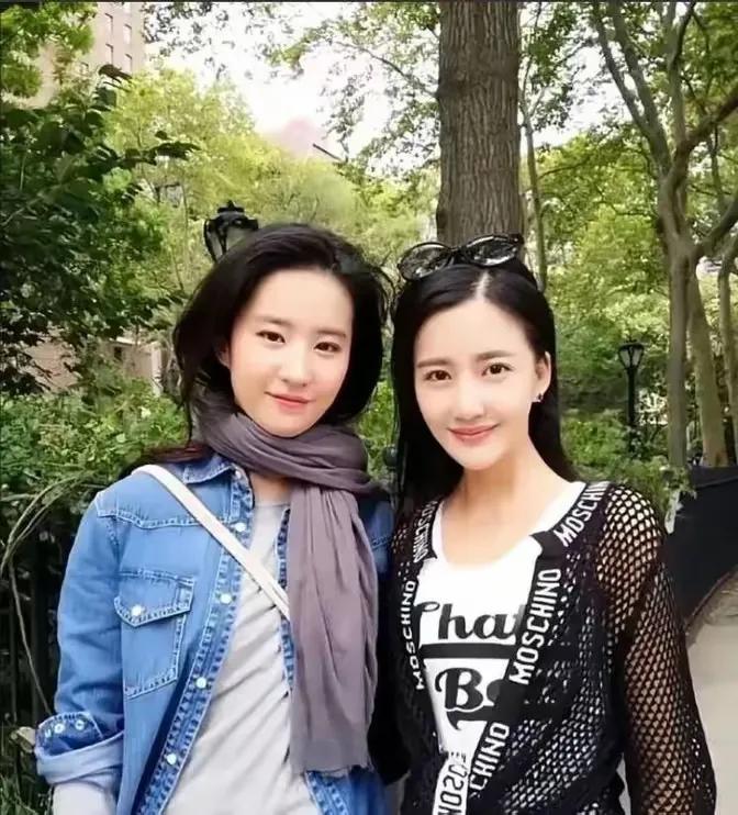 她从不与别人比美，但总有那么一些人觉得自己比她漂亮。在那些所谓的美女的认知中，她