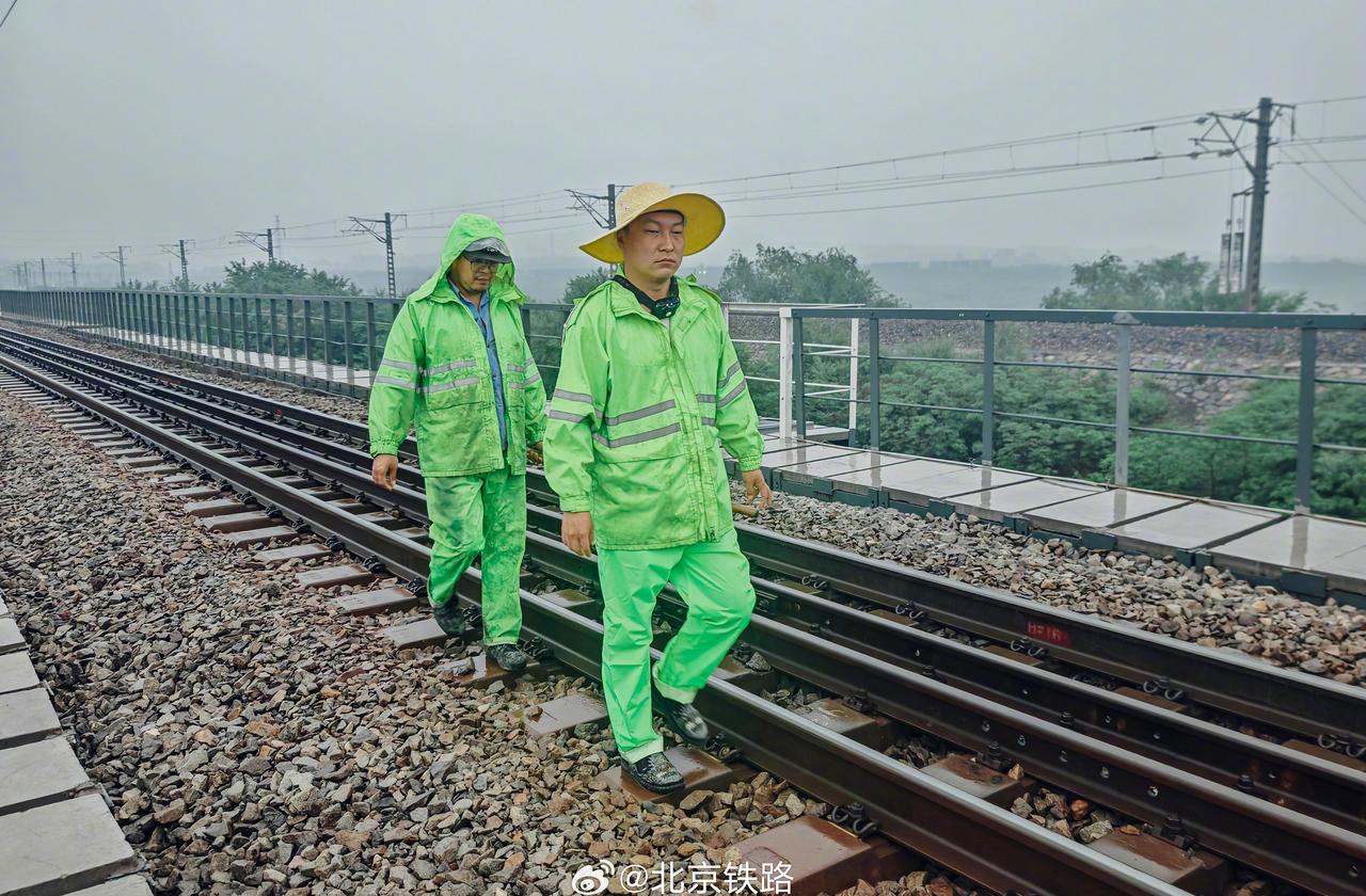 5月25日，邯郸地区迎来降雨天气，国铁北京局邯郸工务段职工雨中巡检线路，检查路肩