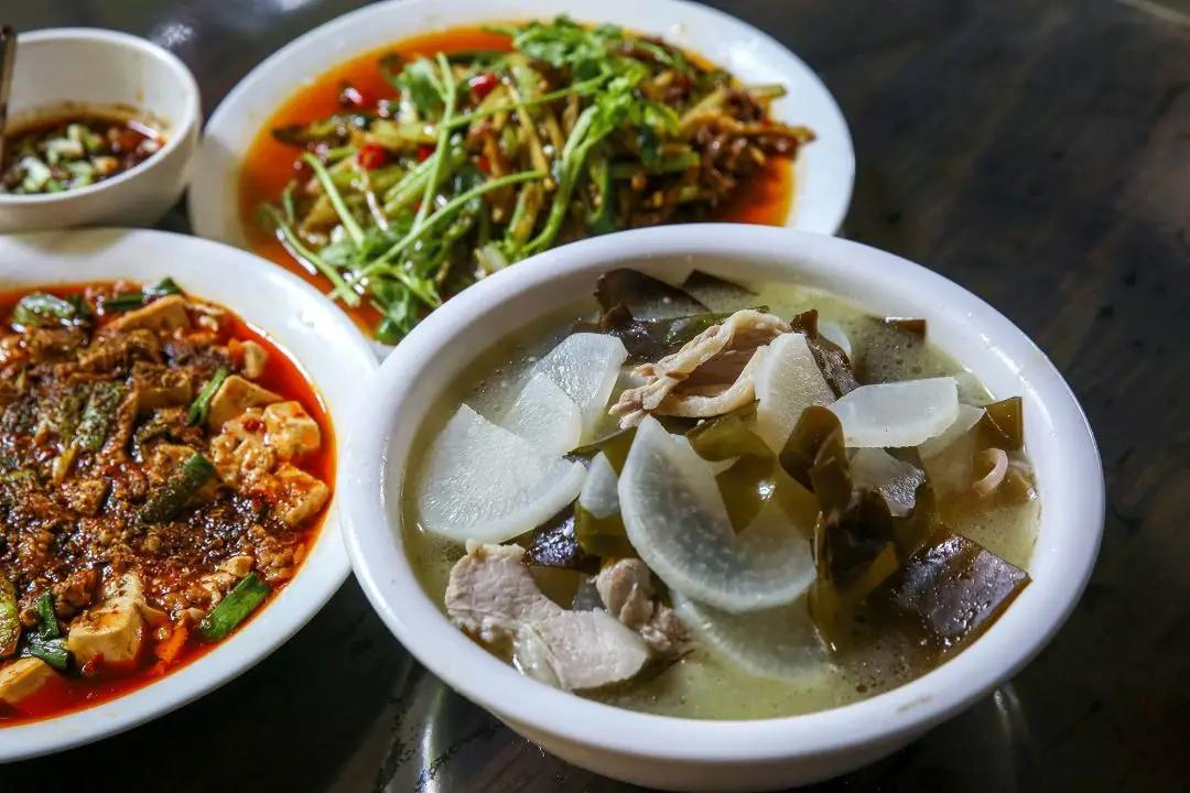 萝卜排骨汤，也都是家常菜中耳濡目染的了。一顿饭菜之后，只想埋头大口吃。