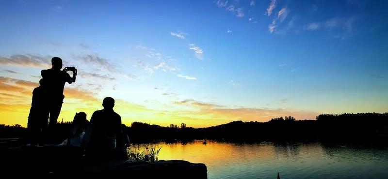 你问我答 爱恨交织那滋味，就像无数只蚂蚁在心里啃咬，痛苦得让人喘不过气。不少年轻