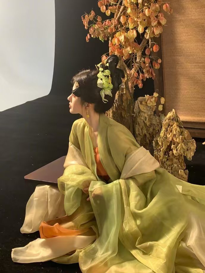 #鞠婧祎从壁画走出来# 鞠婧祎《壁上观》造型，浮光跃金水袖缠绵，从壁画里走出来的