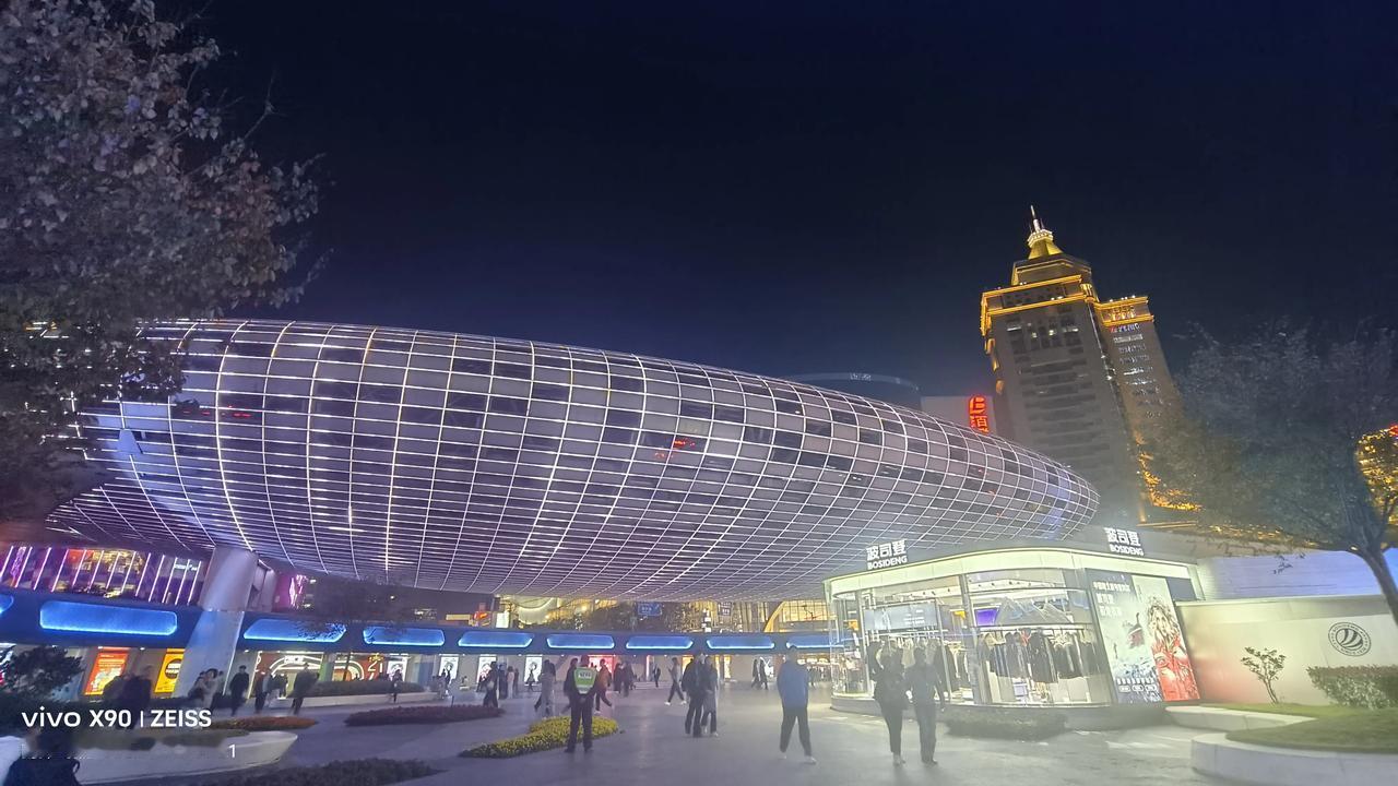 每晚饭后跟在家里一样，环绕五角场街道溜一圈，看着川流不息的人群，渺小的我站在五角