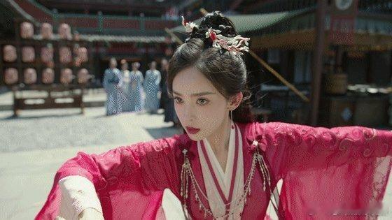 娜扎让小说里绝世女侠有脸了 本是冲武侠剧来的，却被娜扎的脸惊艳！清冷又英气，小说