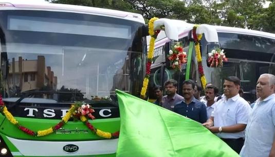 据印媒报道，印度商务部严重谴责中国比亚迪，让印度人先付款后提车的商业行为。印媒说