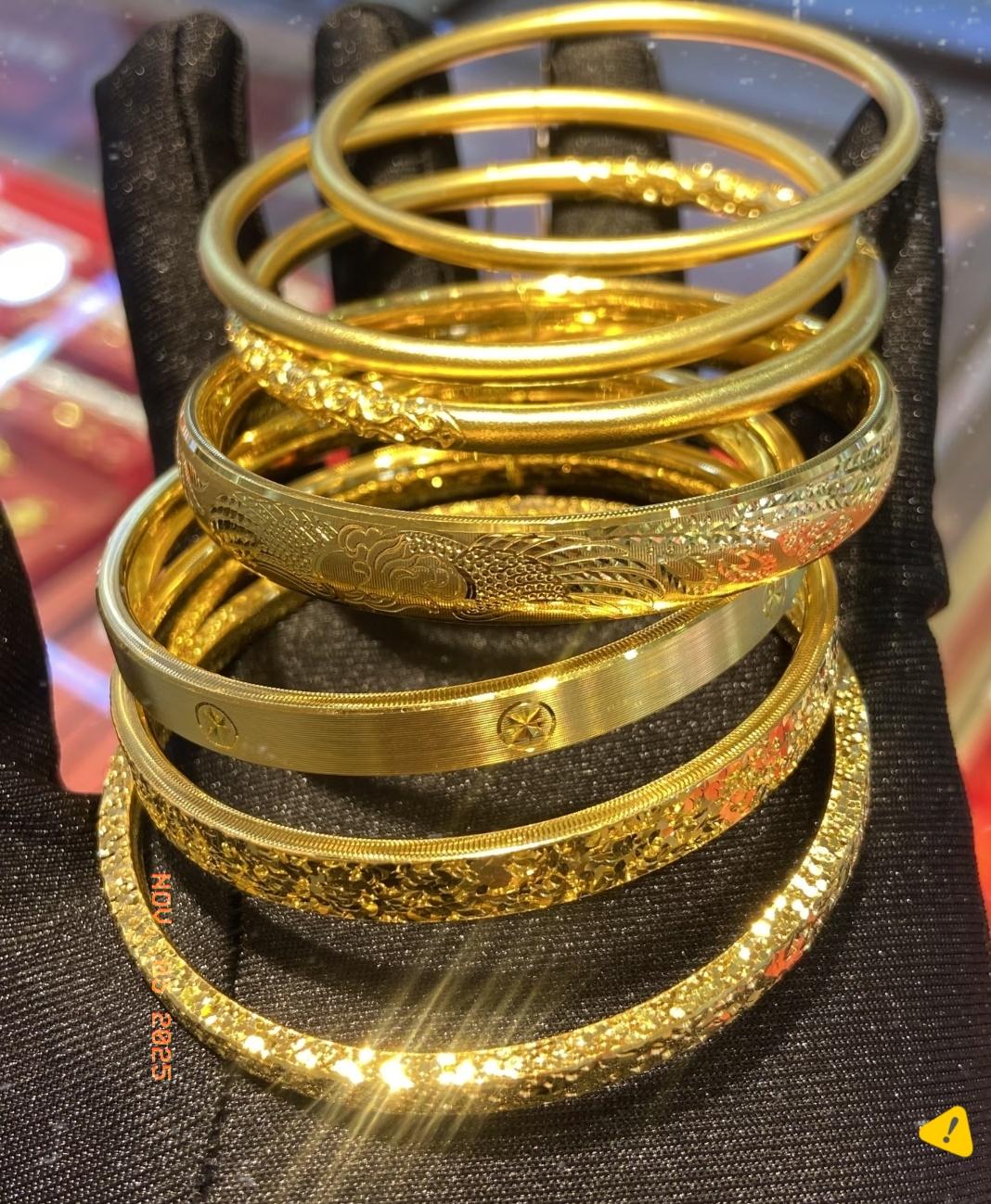 一觉醒来
金价彻底失控

11月5日，金价猛涨了一天，55克的金镯子要价5万6千