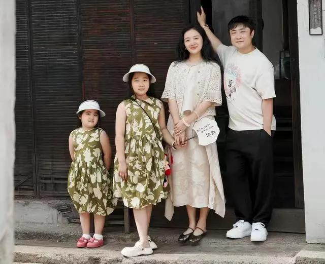 当年，乔杉对贾玲说：“这要是生个女儿随我，那就麻烦了”当时贾玲正是演他女儿，没想