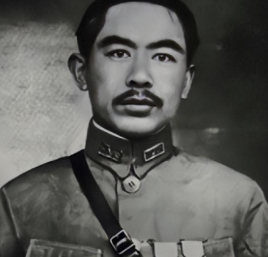 1944年，被调离新疆的盛世才，带着数十辆卡车的家当路过陕西宝鸡时，儿子看戏被打