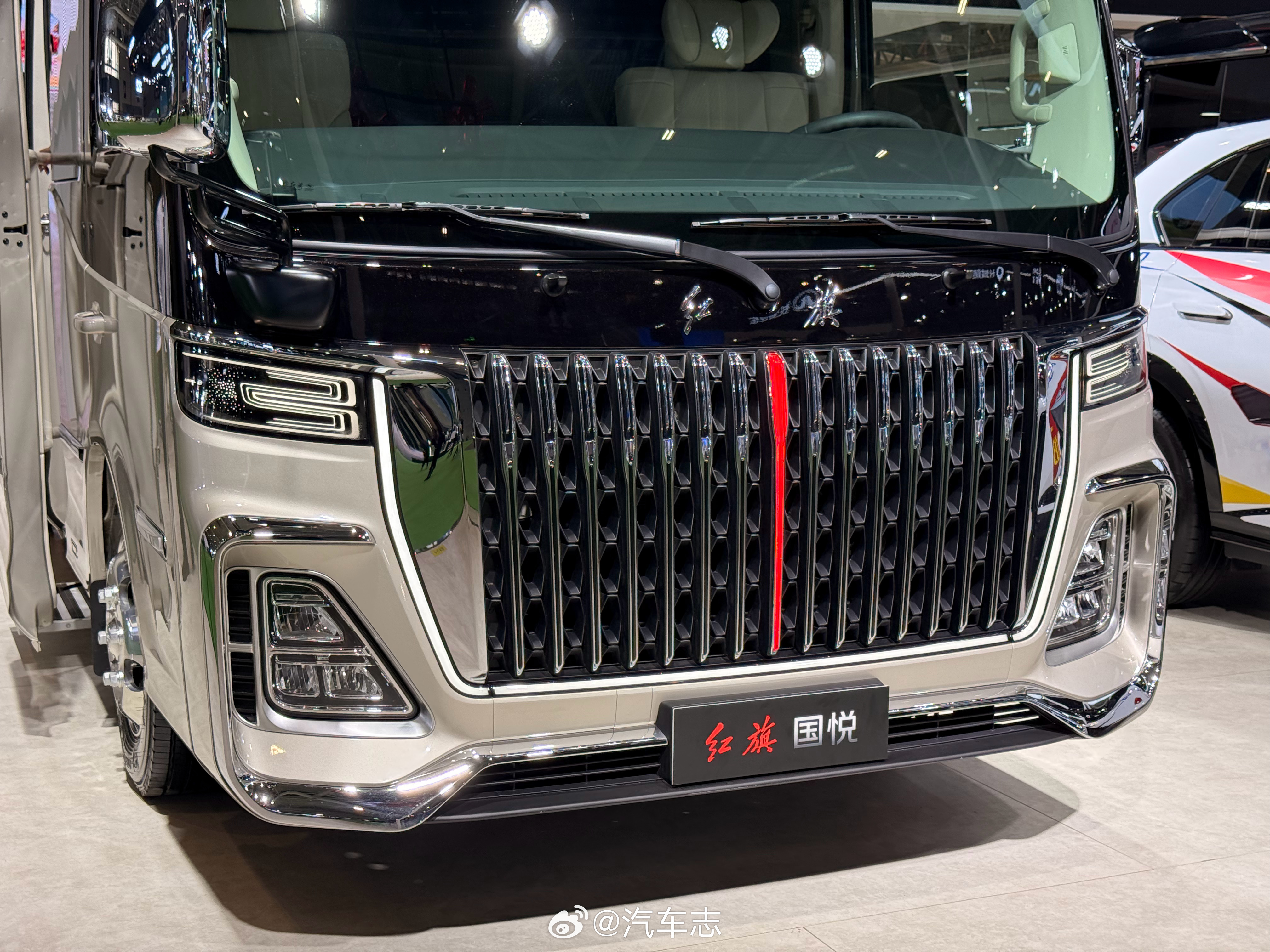 来拍三台百万级大巴车～138万-148万红旗国悦～内饰随便可以定制，带洗手间和床