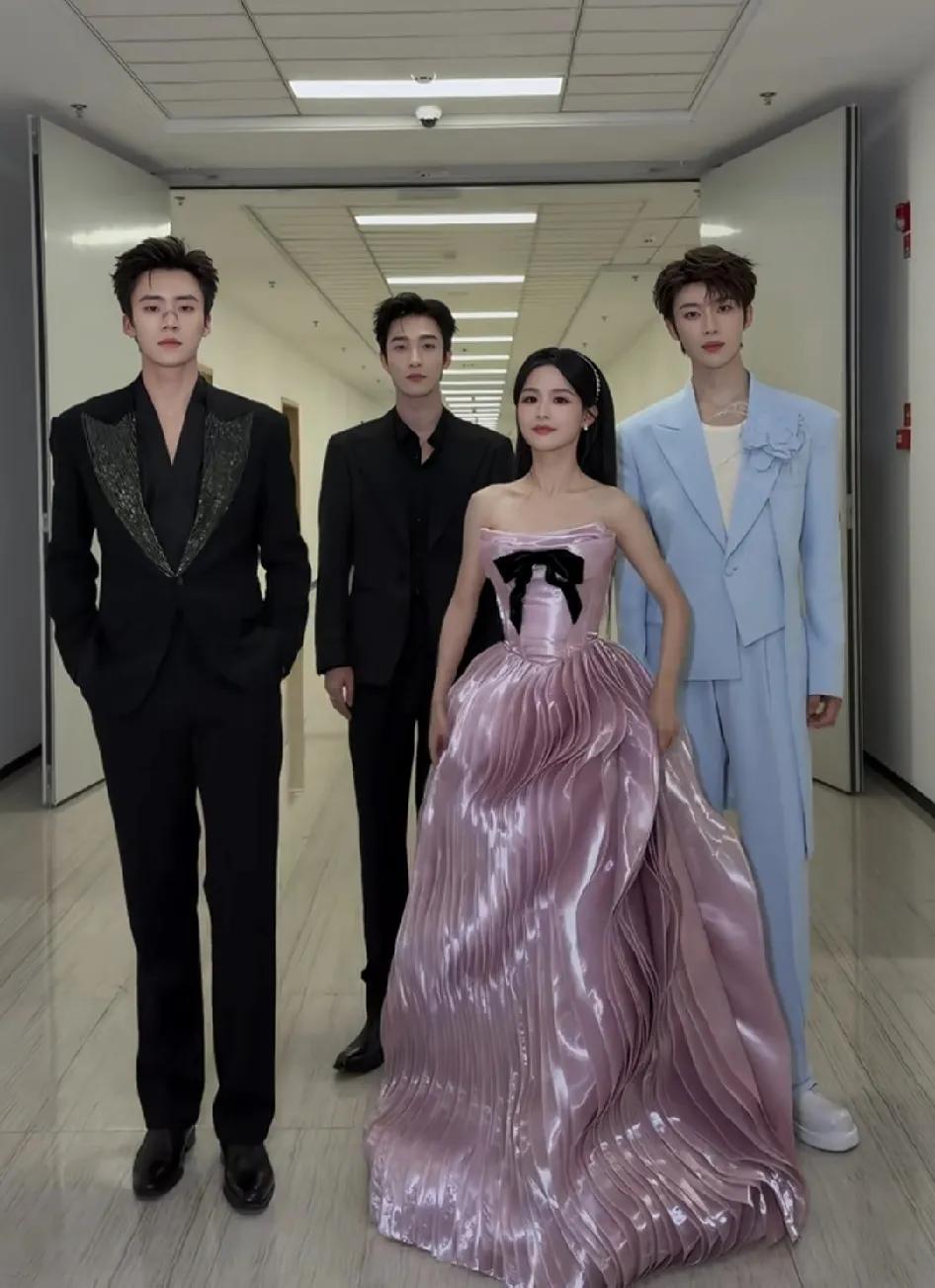 余茵这会应该很开心了。
身边站着都是短剧一哥，就是没看到柯淳。
她和三位短剧演员