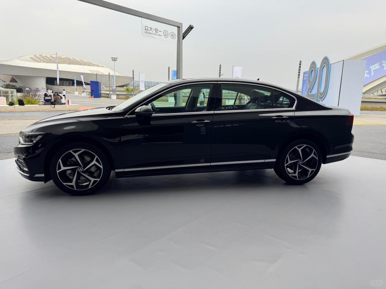 新迈腾35周年版 17.99万
更新了15寸中控大屏+11.6寸副驾娱乐屏，
还