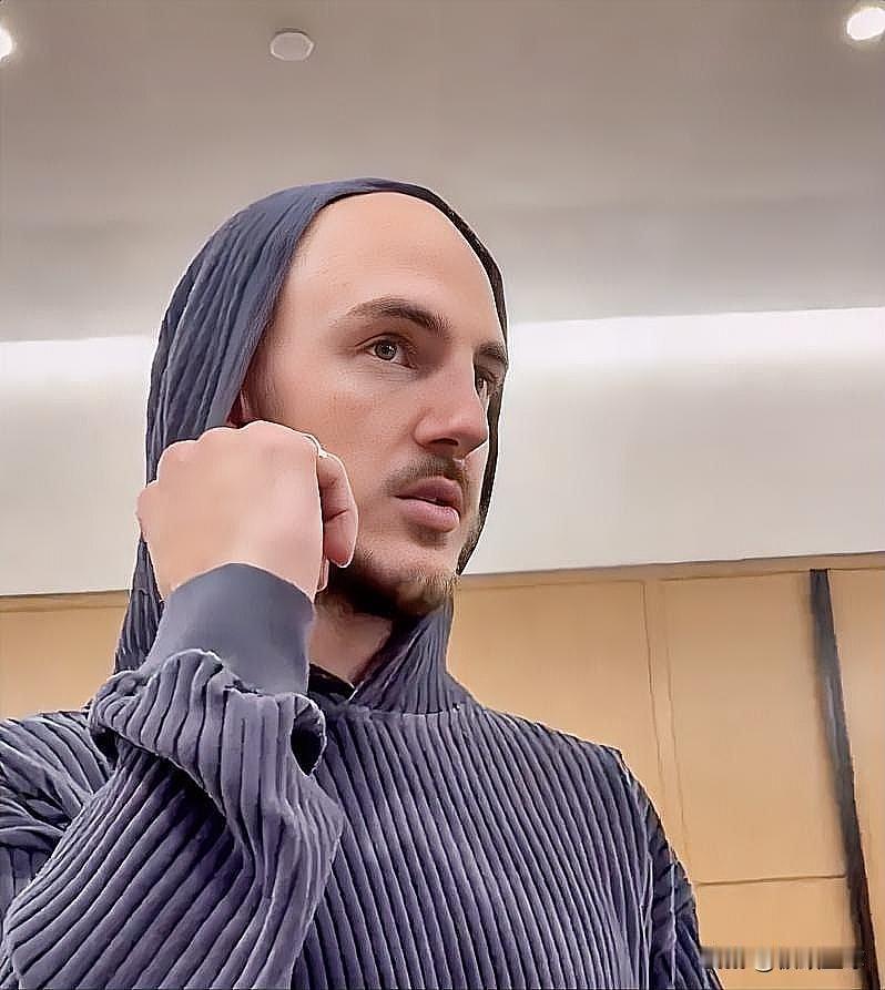 雷霆恶汉卡鲁索所言极是啊！

昨日卡鲁索接受记者采访谈到防守文班亚马时表示：“进