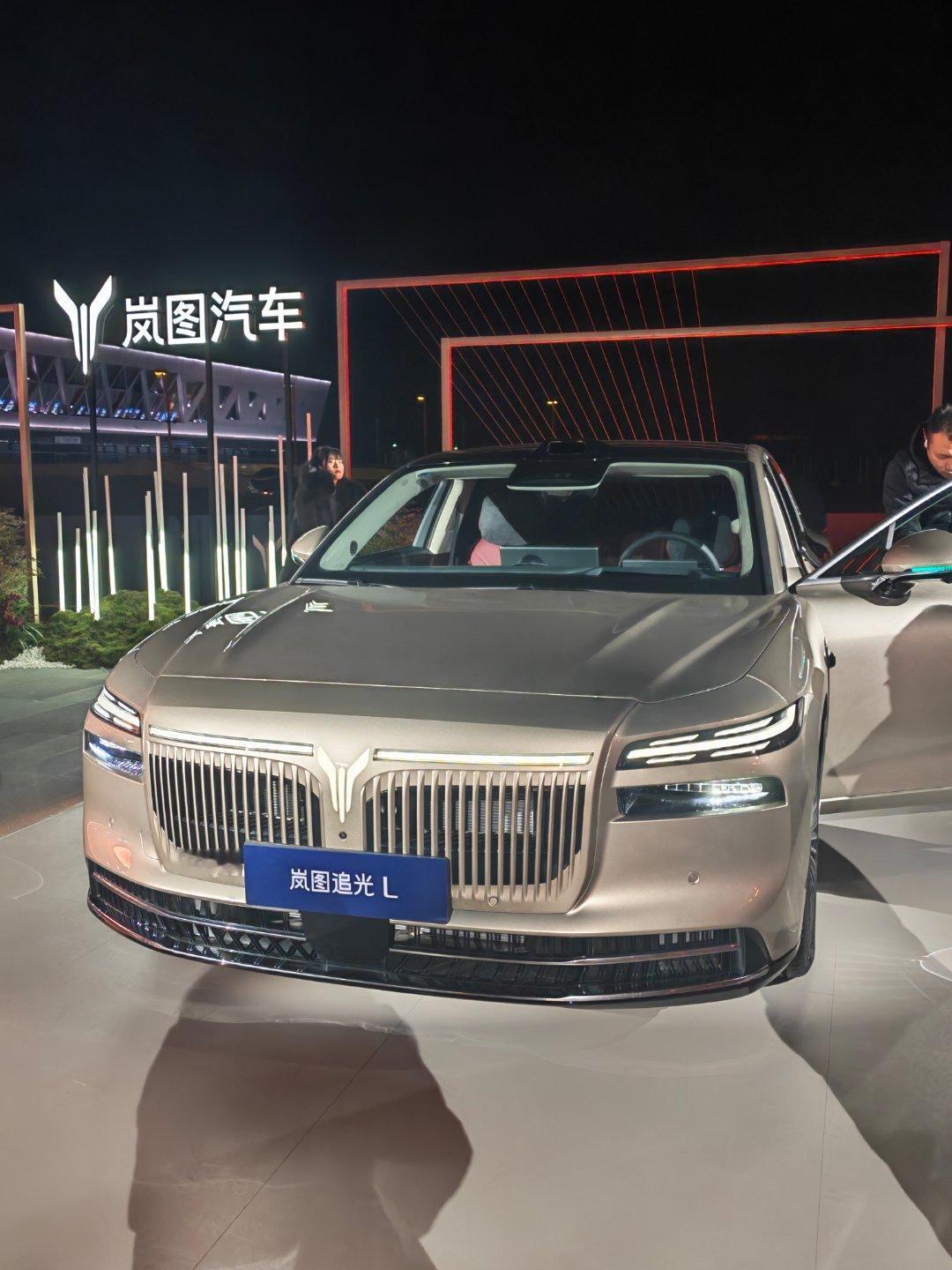 岚图追光L实车真的特别美～给大家拍了两个颜色看看很喜欢前面灯的设计，又有特点还精