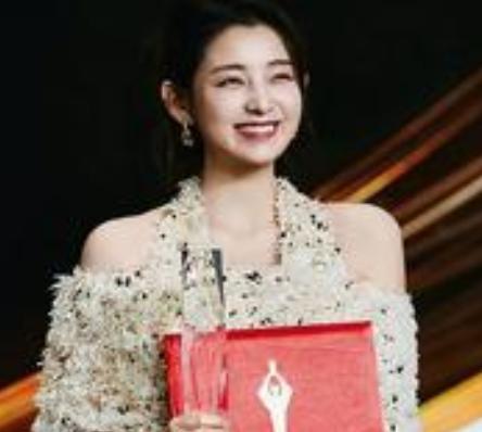 演员刘亦淳因在电影《南京照相馆》中饰演“凤华”一角，获得第38届大众电影百花奖“