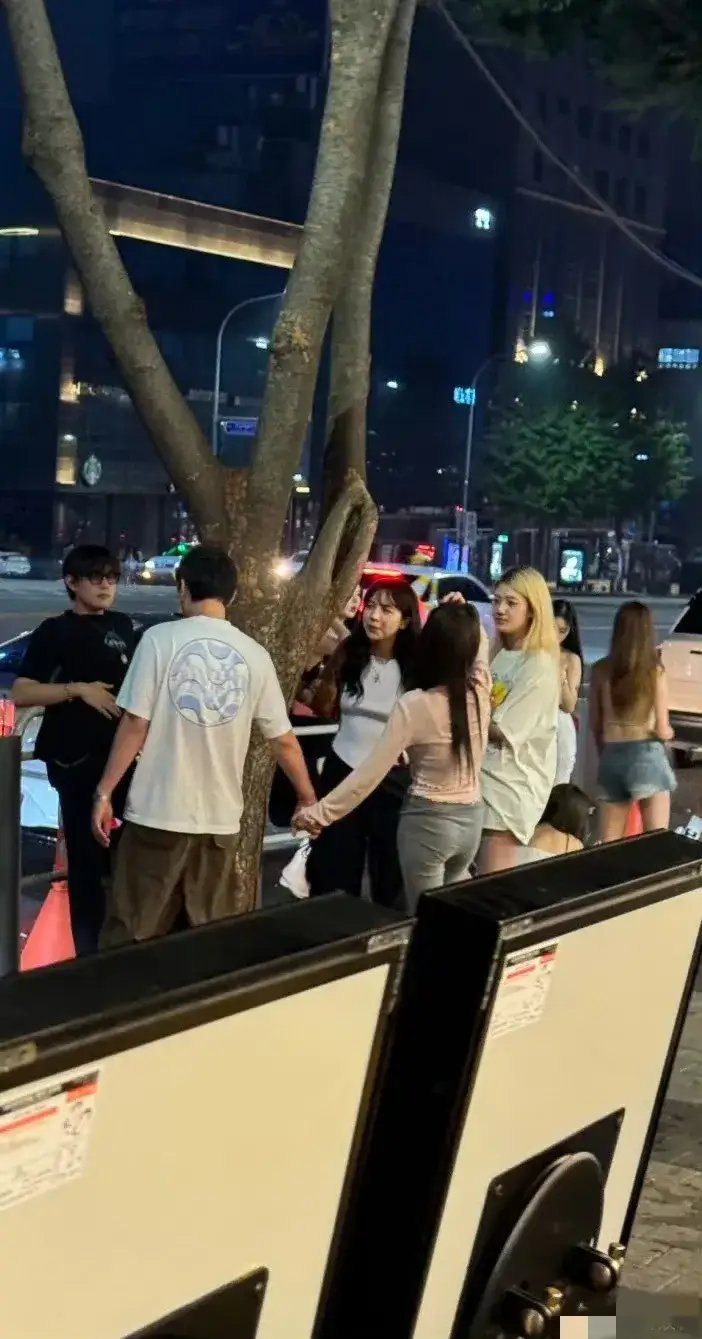 #王思聪带女生韩国蹦迪#具爆料，这次王思聪带着好几个美女去蹦迪，身旁好几个美女，