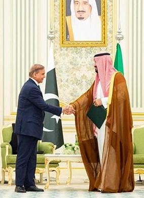 沙特和卡塔尔要睁一只眼闭一只眼才能躲过战争，伊朗只打击跟美以相关的能源和数据中心