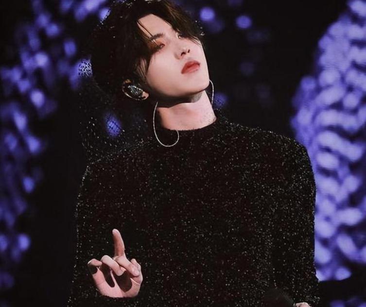 大国博弈的牌桌上，没“伪娘”的位置。
清宫剧，你该停停了。
再不重视，下一个日本