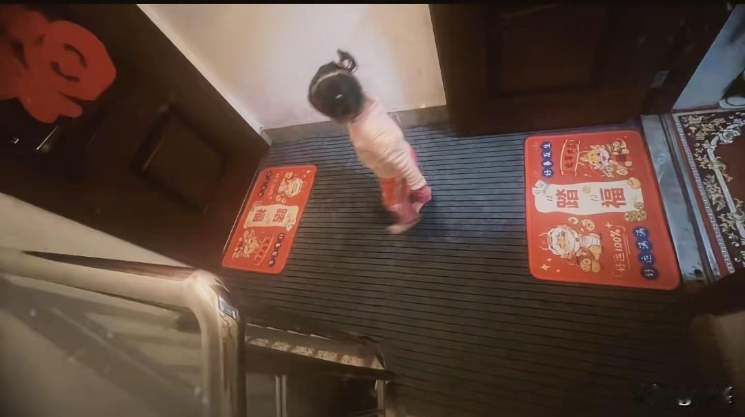 早开门直接懵圈！邻居家灰色入户垫一路铺到我家门缝旁，边缘都快贴着我家踢脚线了，我