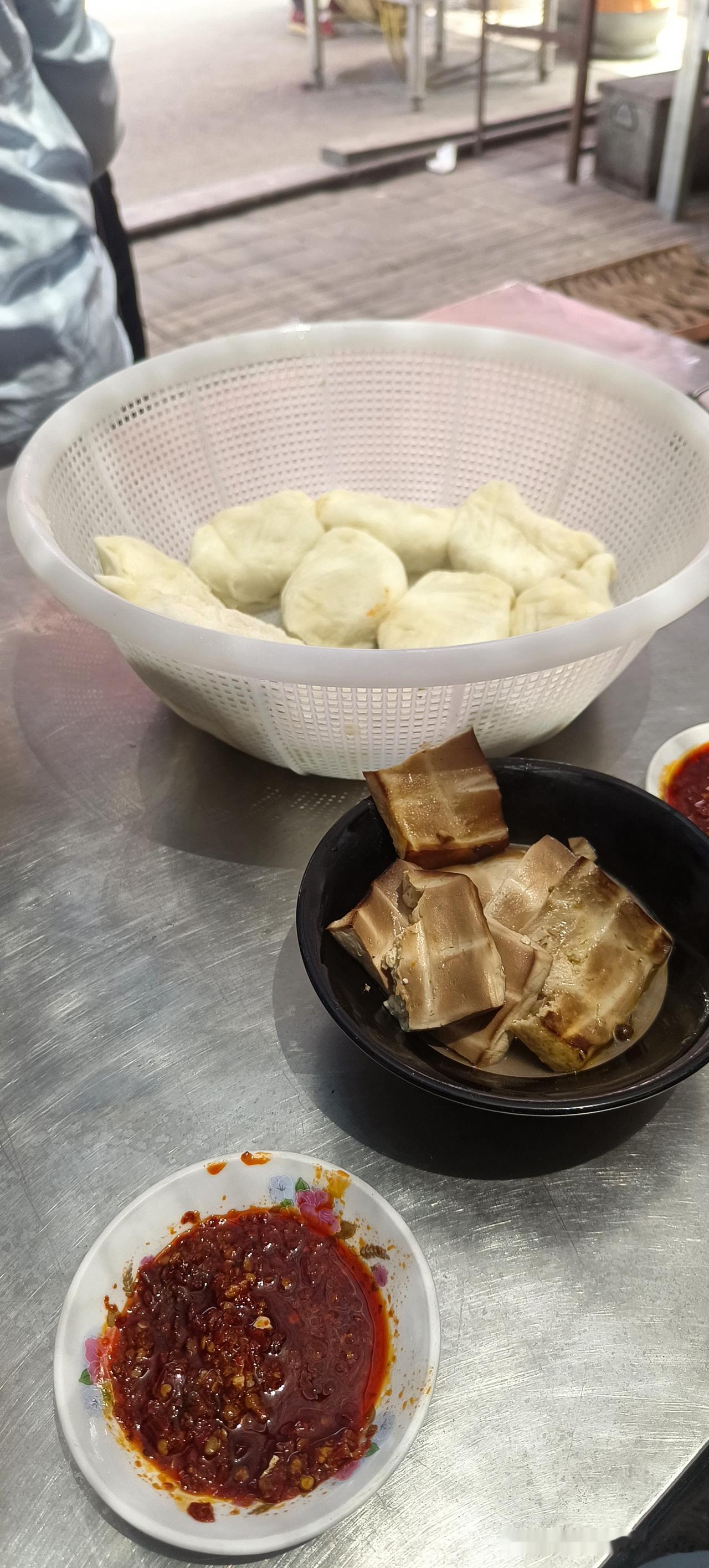 看这就是济宁曲阜的特色美食，熏豆腐。
不管你在哪一个早餐店，几乎家里都有一锅熏豆