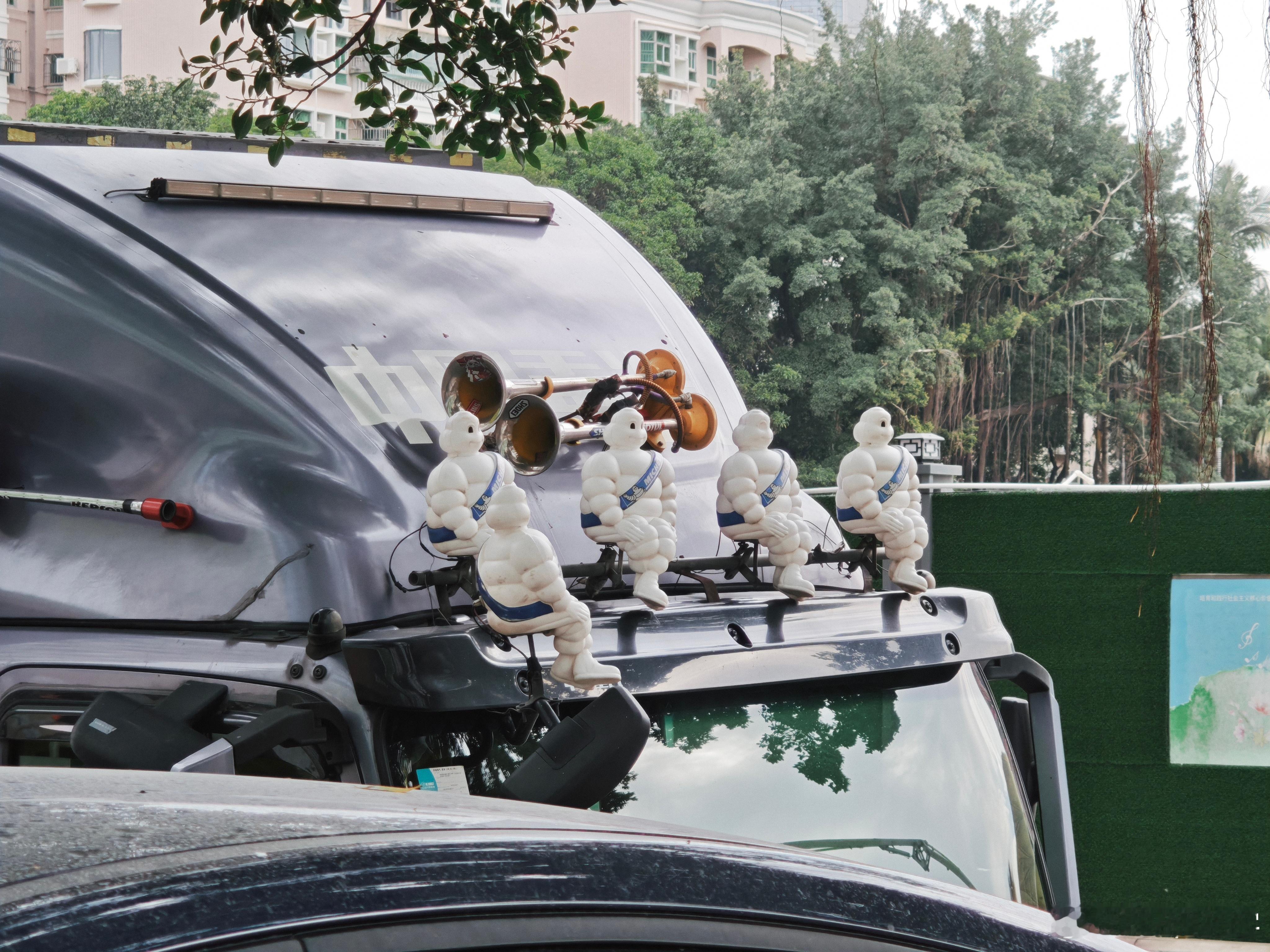 我给这师傅的装饰起了个名字：米其林乐队电车同学随便聊