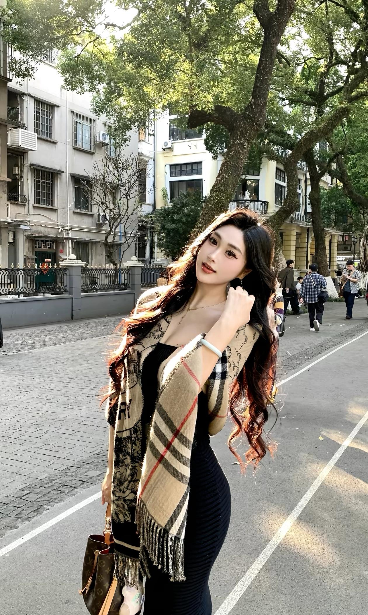 漫步沙面岛，仿佛闯入了藏在广州繁华里的欧式秘境。
广州沙面岛，昔日英法租界，百年